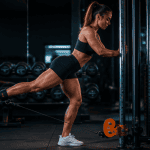 exercice fessier poulie kickback femme