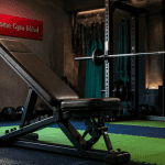Home gym pour musculation avec banc, cage et accessoires
