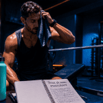 Athlète prise de masse musculaire salle