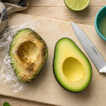 Avocat noirci comestible : avocat coupé avec zones brunes