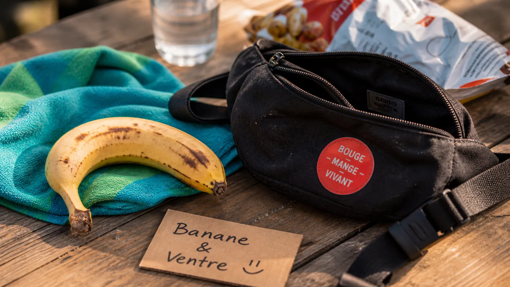 Banane ventre : sac pratique pour ballonnements, banane et eau sur table