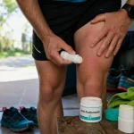 Creme anti frottement appliquée sur l’intérieur des cuisses, coureur au sport