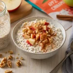 Idées de petit-déjeuner équilibré : bol d’overnight oats pomme-cannelle, graines de chia et yaourt grec