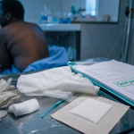 Kyste pilonidal apres operation : pansement et soins post-op sur table médicale