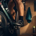 Muscle velo : cuisses, fessiers et mollets en action sur vélo d’appartement