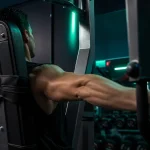 Pec deck reverse : machine pour deltoïdes postérieurs, contrôle du retour
