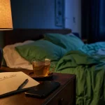 Une routine du soir pour bien dormir : infusion, carnet, téléphone éteint et chambre fraîche.
