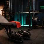 Materiel musculation en home gym polyvalent, banc réglable et haltères